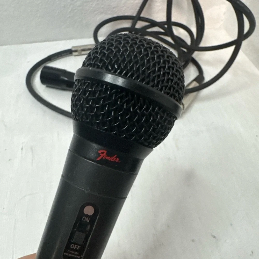 Fender P-51 Dynamic XLR Wired Microphone w. ON/OFF switch Comes with Cord